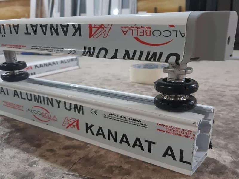 فروش قطعات و یراق آلات شیشه بالکن