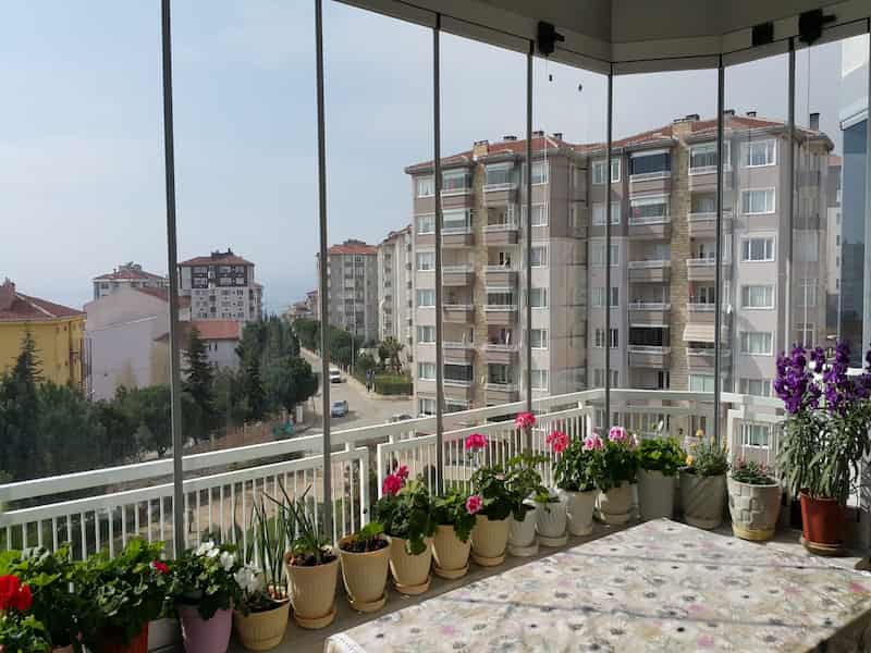 تاثیر شیشه بالکنی در نمای ساختمان