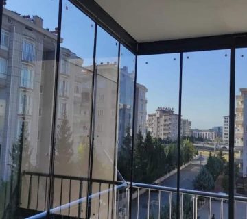 شیشه بالکن و تاثیر آن بر سلامت روانی ساکنان خانه