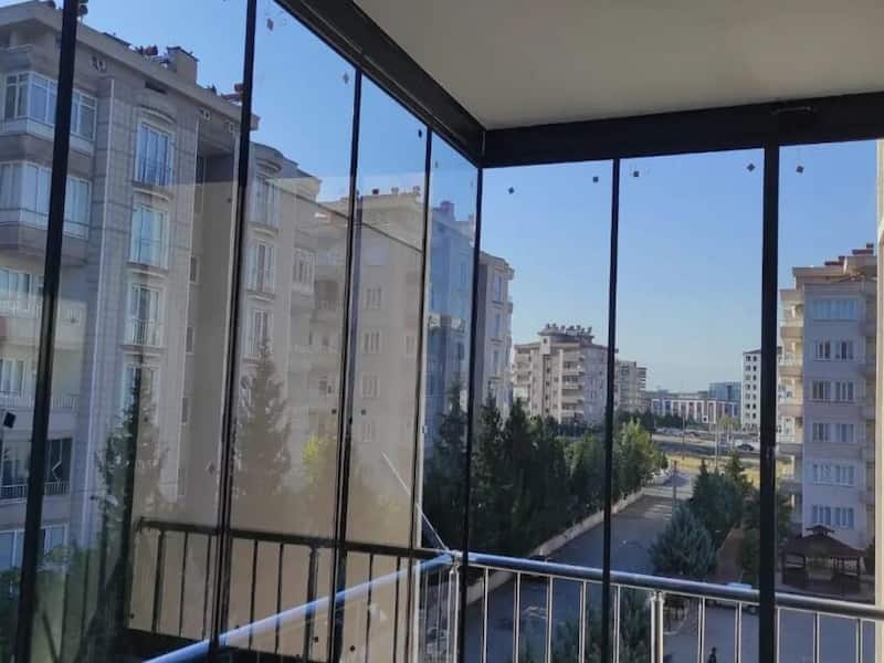 شیشه بالکن و تاثیر آن بر سلامت روانی ساکنان خانه