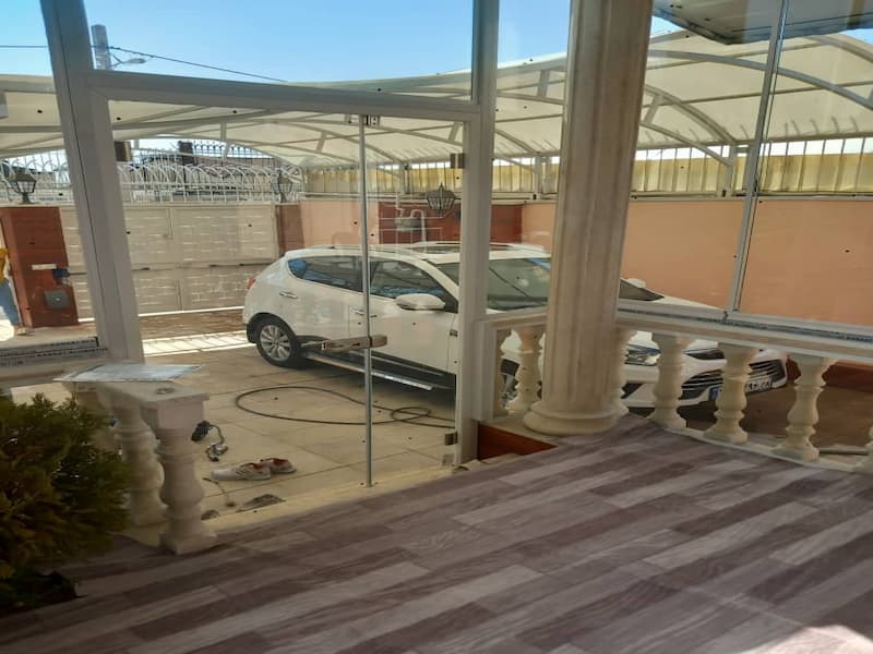 درب شیشه ای بالکن
